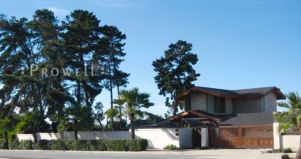 Wood driveway gate ideas in La Jolla, CA.