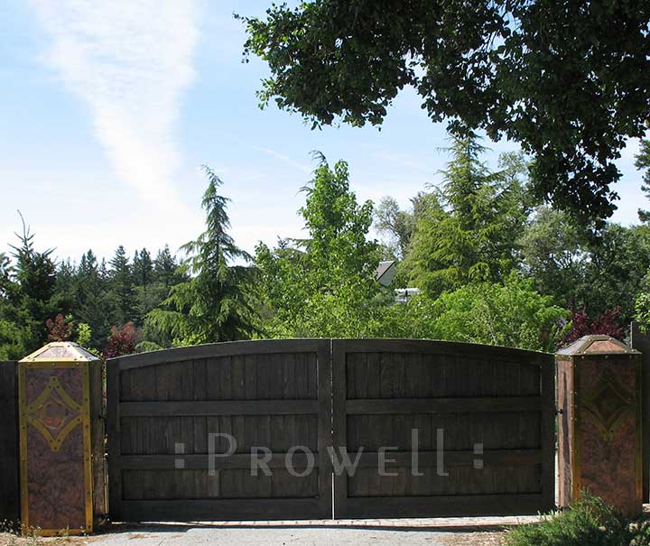 site photograph showing the wooden entry gates #6-3 in Los Gatos, California