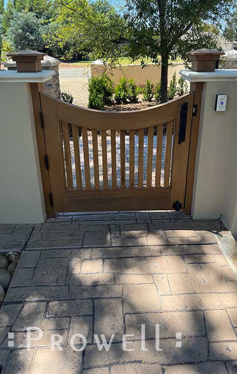 Wood gate with inverted arch 25-10.
